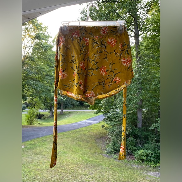 Shosho Ruffled Waist Band Floral Design Shorts W/Attached Tie Waist Size Medium - Picture 3 of 11